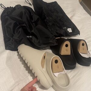 Yeezy Slides NWT